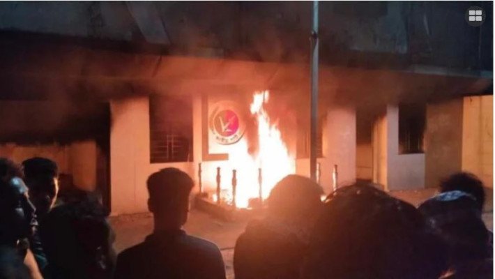 জাতীয় পার্টির প্রধান কার্যালয়ে আগুন দিলো ছাত্র-জনতা