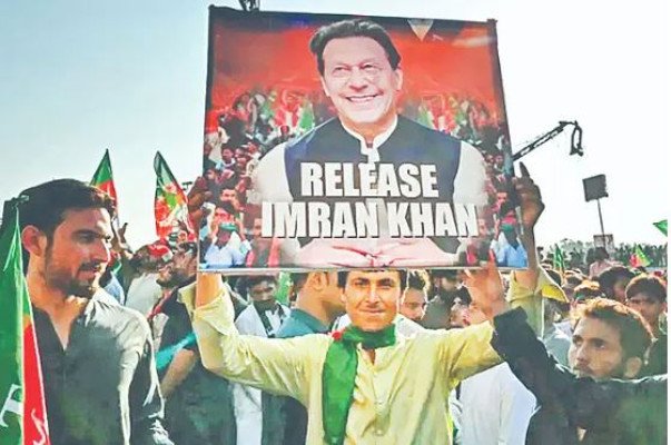 ‘সাংবিধানিক ক্যু’র বিপরীতে যেভাবে একাই লড়ছেন ইমরান