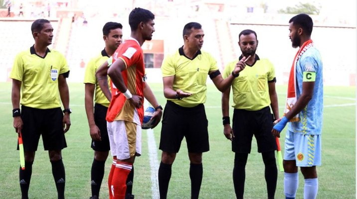 ৫ রেফারি বদল, বিলম্বে শুরু খেলা