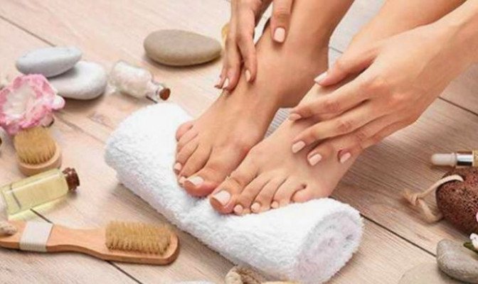 বর্ষায় নখের যত্ন নেওয়া কেন জরুরি
