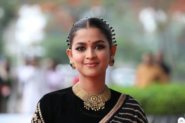 সাদিয়া আয়মানের কাছে কী জানতে চাইলেন ভক্তরা