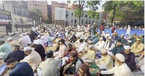 ব্রঙ্কসের বাংলাবাজার মসজিদের খোলা মাঠে হাজারো মানুষের ঈদ জামাত