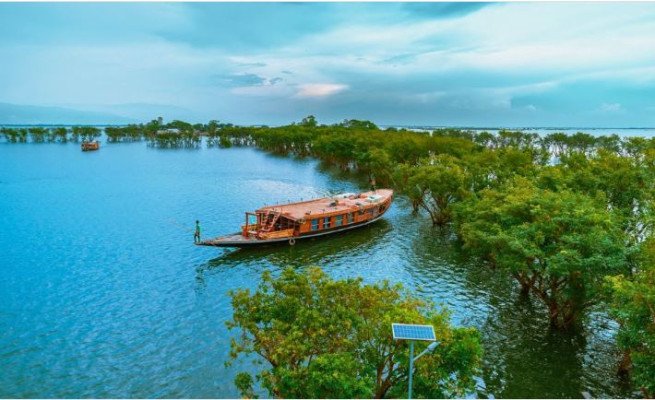 বর্ষায় অপরূপ টাঙ্গুয়ার হাওর, যেভাবে ঘুরতে যাবেন