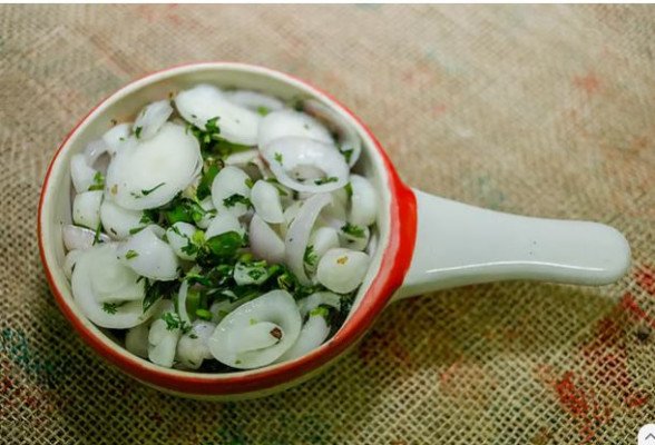গরম খিচুড়ি, শিঙাড়া অথবা পুরির সঙ্গে দারুণ জমবে পিকলড অনিয়ন, দেখুন রেসিপি