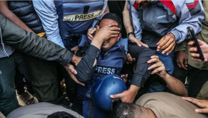 শোকস্তব্ধ গাজায় আল-জাজিরার নিহত ৫ সাংবাদিকের দাফন সম্পন্ন