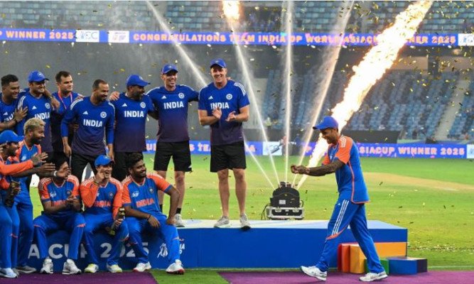 ট্রফির বদলে ভারতের মগ নিয়ে উদযাপন, আসল ঘটনা ফাঁস করলেন বরুণ