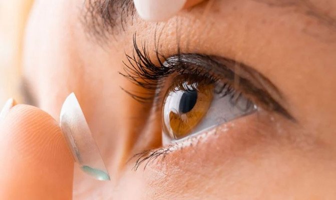 কন্ট্যাক্ট লেন্স ব্যবহারে যে ভুলগুলো এড়ানো জরুরি