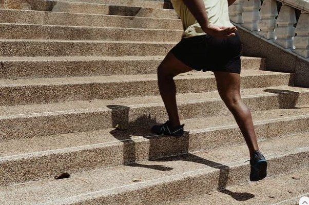 হাঁটাহাঁটি বা সিঁড়ি ভাঙার সময় হাঁটুতে শব্দ হওয়ার কারণ কী, কখন চিন্তার কারণ