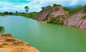 ঘুরে আসতে পারেন চীনামাটির পাহাড় আর নীল পানির বিরিশিরি