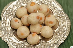 বাড়িতে কীভাবে বানাবেন নারকেল-ক্ষীরের নাড়ু