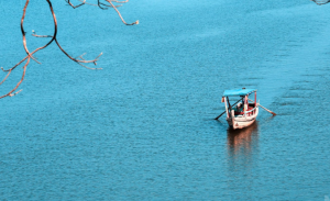 ঘুরে আসতে পারেন সবুজ পাহাড়ের কোলে নীল পানিরাশির কাপ্তাই লেকে
