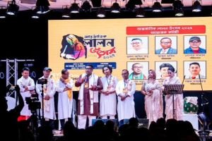 ‘মানুষ ভজলে সোনার মানুষ হবি’