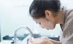 সাবান দিয়ে মুখ ধু্ইলে কী হয়