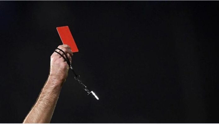 খেলা শুরুর আগেই লাল কার্ড, ফুটবলে অদ্ভুত ঘটনা