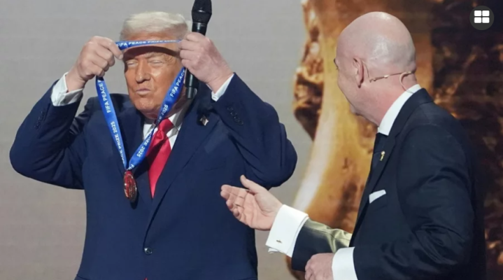 নিজেই ফিফা শান্তি পুরস্কার পদক গলায় ঝুলালেন ট্রাম্প