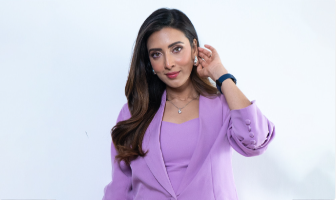 দেশে ফিরেই সুখবর দিলেন মিম