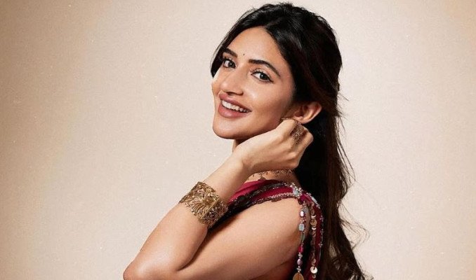 ২৪ বছর বয়সে অবিবাহিত অভিনেত্রী দত্তক নিয়েছেন তিন সন্তান