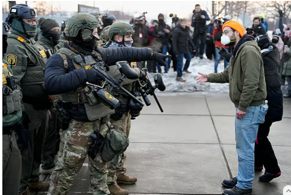 এবার পোর্টল্যান্ডে ফেডারেল এজেন্টদের গুলিতে দুজন আহত, যুক্তরাষ্ট্রজুড়ে বিক্ষোভ