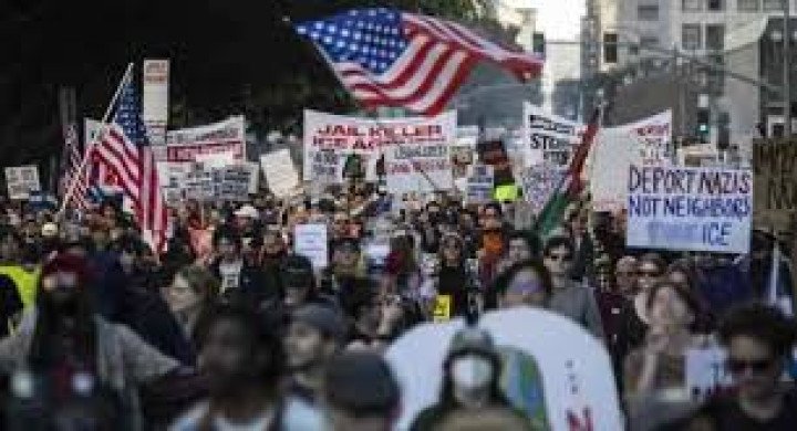 অভিবাসন কর্মকর্তার গুলিতে নারী নিহত হওয়ার প্রতিবাদে হাজারো মানুষের বিক্ষোভ