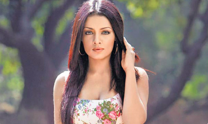 বিবাহবার্ষিকীতে ডিভোর্সের নোটিশ ধরিয়েছে স্বামী : সেলিনা