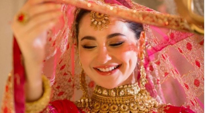 বিয়ে নিয়ে রহস্যময় ইঙ্গিত দিলেন হানিয়া আমির