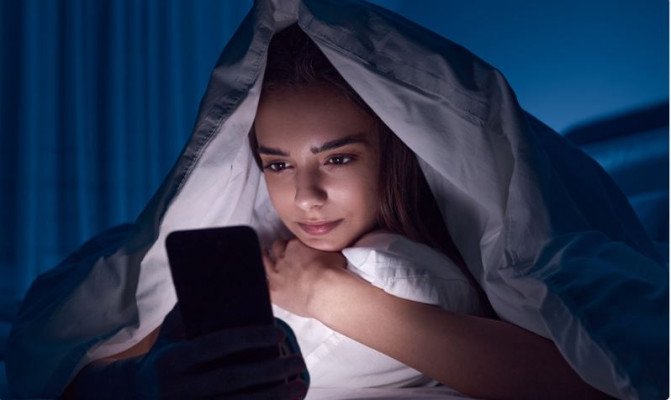 ঘুমের আগে ফোন ব্যবহার, নীরবে বাড়ছে মানসিক ও শারীরিক স্বাস্থ্যঝুঁকি