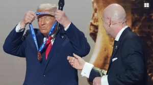 নিজেই ফিফা শান্তি পুরস্কার পদক গলায় ঝুলালেন ট্রাম্প