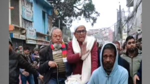 রিকশায় চড়ে মনোনয়নপত্র জমা দিলেন মির্জা ফখরুল