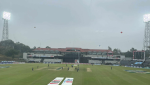 সূর্যের দেখা নেই, ফ্লাডলাইট জ্বালিয়ে শুরু খেলা