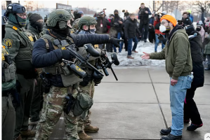 এবার পোর্টল্যান্ডে ফেডারেল এজেন্টদের গুলিতে দুজন আহত, যুক্তরাষ্ট্রজুড়ে বিক্ষোভ