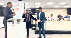 আটলান্টিক সিটি স্কুল বোর্ডের নির্বাচিত সদস্য সুব্রত চৌধুরীর চার ধর্মগ্রন্থে হাত রেখে শপথ