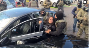 বাংলাদেশি বংশোদ্ভূত নারীকে টেনেহিঁচড়ে গাড়ি থেকে নামাল আইস এজেন্টরা