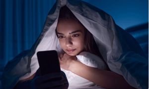 ঘুমের আগে ফোন ব্যবহার, নীরবে বাড়ছে মানসিক ও শারীরিক স্বাস্থ্যঝুঁকি