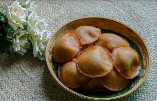 শীতে বানান তেলের পিঠা, দেখুন রেসিপি