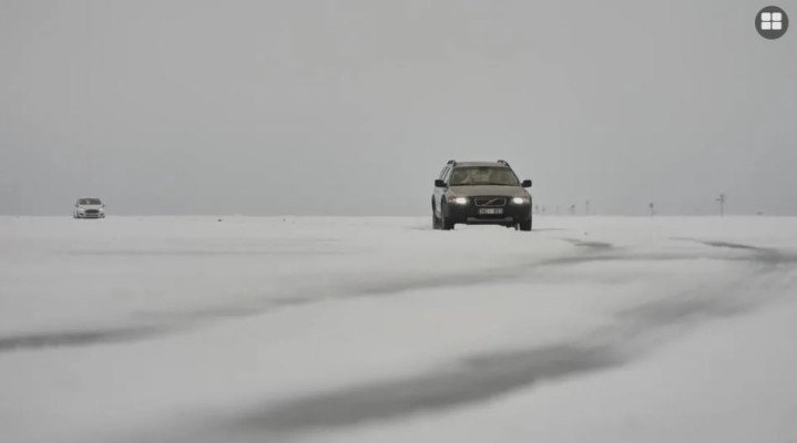 বরফের সমুদ্রের ওপর দিয়ে চলছে গাড়ি!