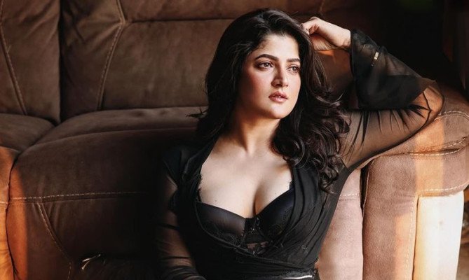 শরীর নিয়ে কুরুচিকর মন্তব্য, পুলিশের দ্বারস্থ শ্রাবন্তী