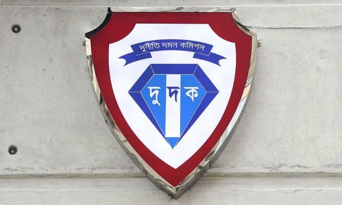 পদত্যাগ করেছেন দুদক চেয়ার‍ম্যান ও দুই কমিশনার