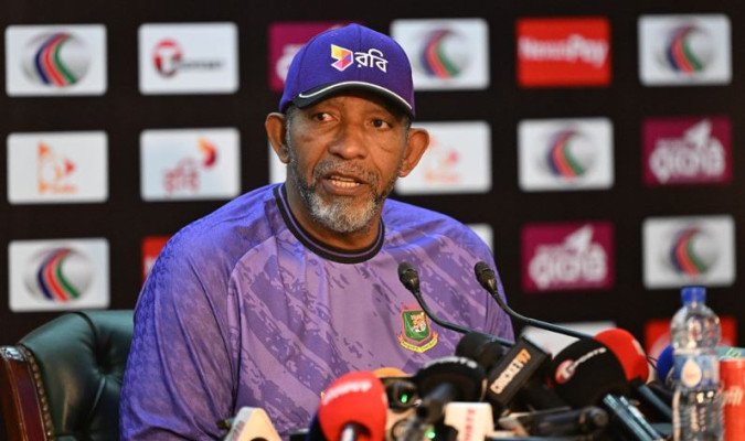 পাকিস্তানের বিপক্ষে প্রতিদ্বন্দ্বিতাপূর্ণ সিরিজের প্রত্যাশা সিমন্সের