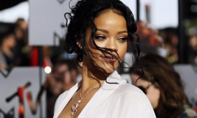 পপতারকা রিহানার বাড়ি লক্ষ্য করে গুলি, আটক এক নারী