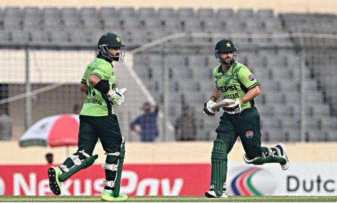 তিন উইকেট হারানোর পর ঘুরে দাঁড়াল পাকিস্তান