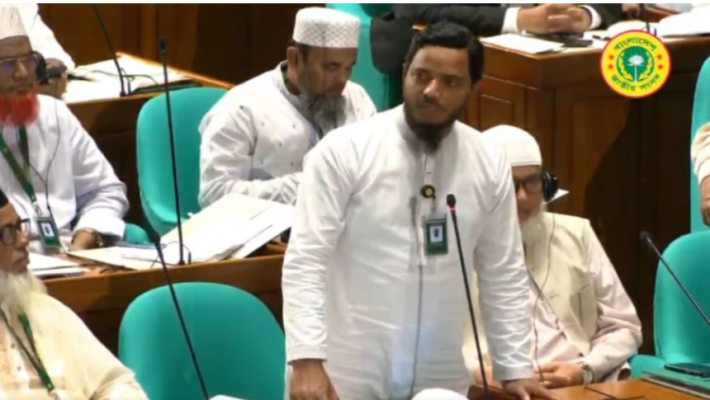 সংবিধান মানতে হলে প্রধানমন্ত্রীর দেশের বাইরে থাকার কথা