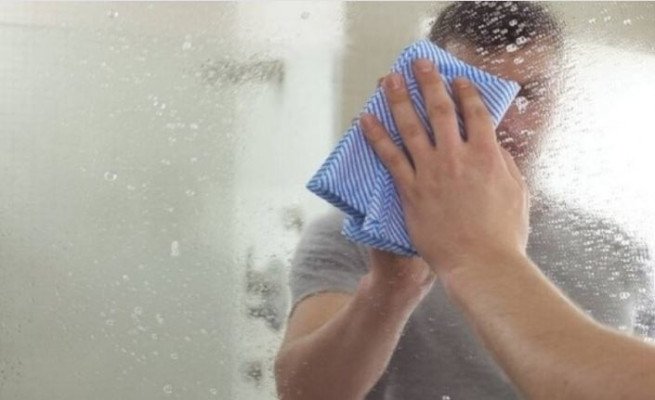 ঘোলাটে আয়না পরিষ্কার করার ৩ সহজ উপায়