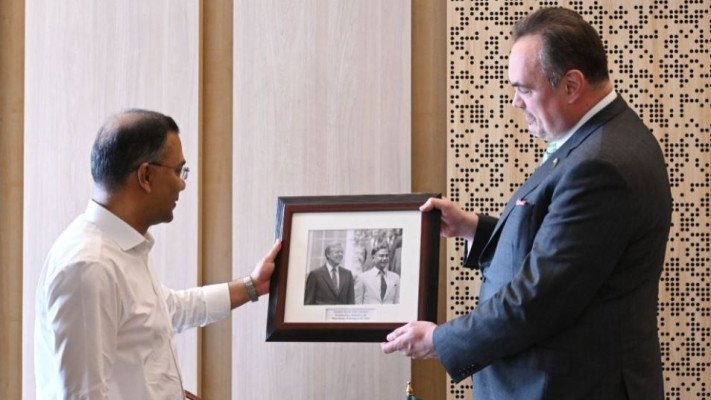 প্রধানমন্ত্রীর হাতে দুটি দুর্লভ ছবি তুলে দিলেন মার্কিন রাষ্ট্রদূত