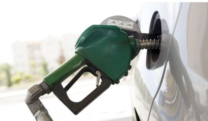 যেসব সাধারণ ভুলের কারণে বাড়ছে গাড়ির তেল খরচ