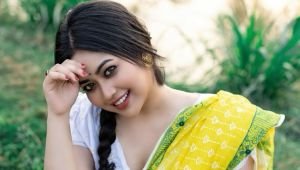 পুকুর পাড়ে হলুদ শাড়িতে ভাবনা