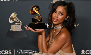 এবারে গ্র্যামি পুরস্কার উঠল যাদের হাতে