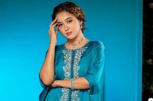 ঈদের চলতি ধারার পোশাকে অভিনেত্রী চমক, দেখুন ছবিতে