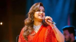 মঞ্চে গান ফাঁকি দিয়ে শুধু ঠোঁট নাড়ানো গায়কদের ধুয়ে দিলেন শ্রেয়া ঘোষাল