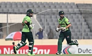 তিন উইকেট হারানোর পর ঘুরে দাঁড়াল পাকিস্তান