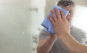 ঘোলাটে আয়না পরিষ্কার করার ৩ সহজ উপায়